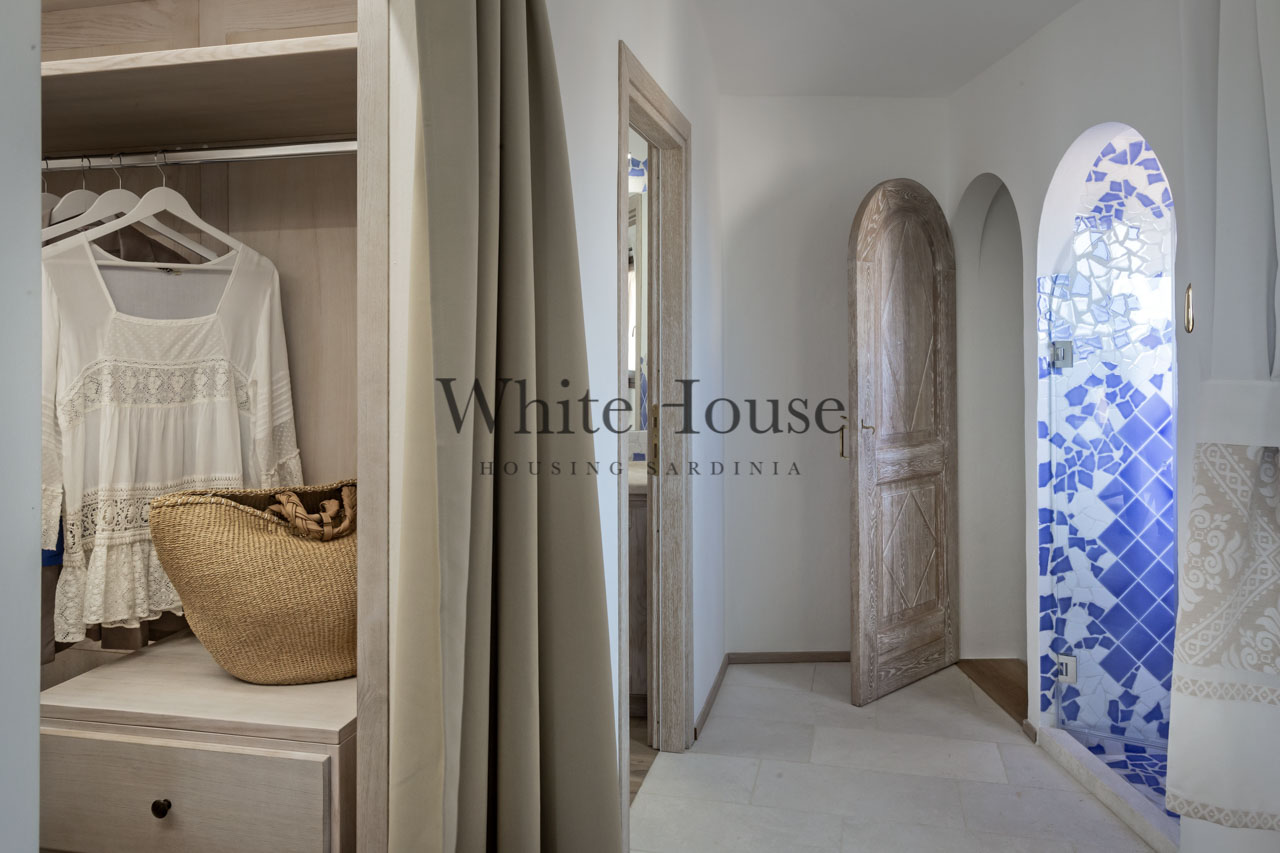 master bedroom with TV, walk-in closet, en-suite bathroom and terrace with beautiful sea view
