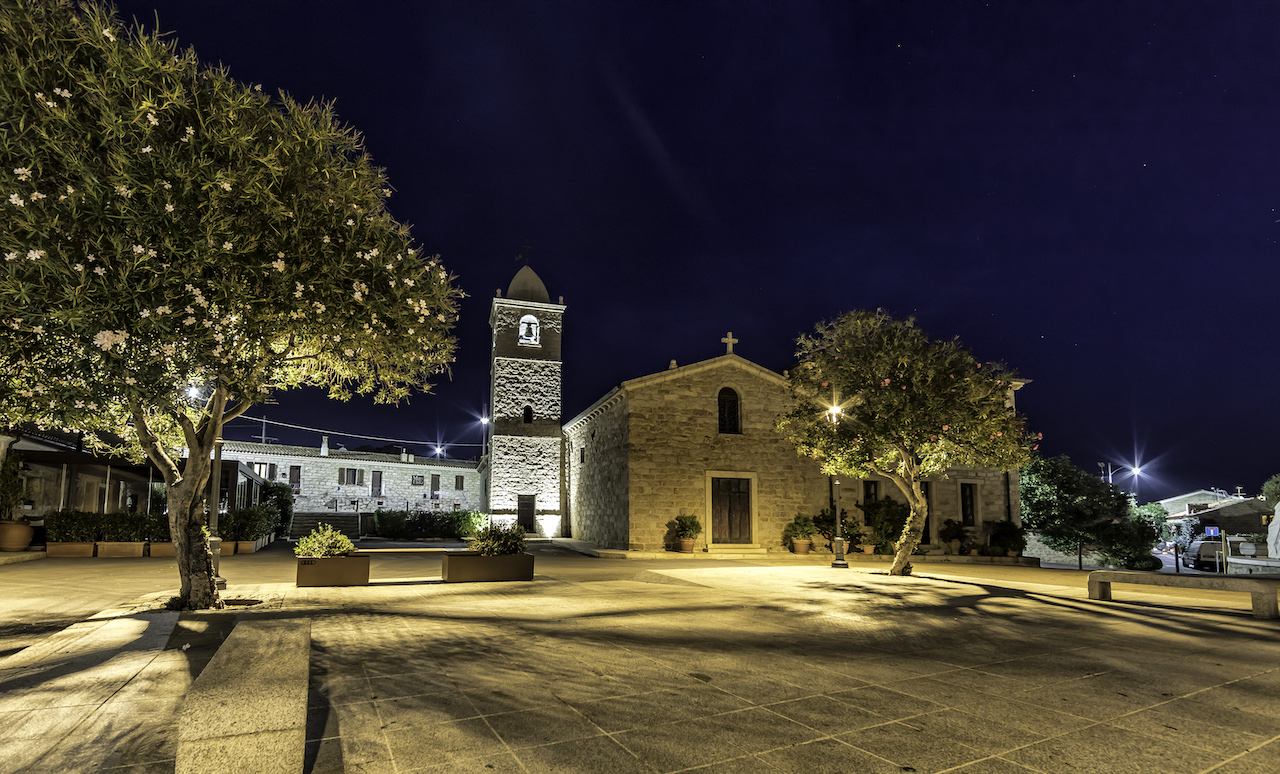 San Pantaleo: la piazza di sera